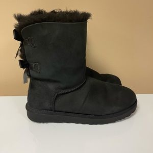 UGG Women’s Black Bailey Bow II in size 10